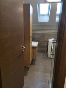 Ein Badezimmer in der Unterkunft Nibela Apartments