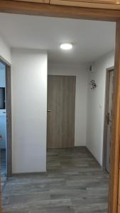 an empty room with a door and a hallway at Apartament Zdrojowy in Głuchołazy