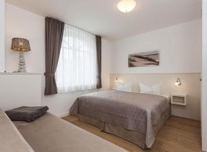 um quarto de hotel com uma cama e uma janela em Villa Fabiola in Strandnähe em Binz