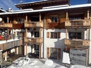 겨울의 Ski-in & Out Alpine Style Apartment near Kitzbühel
