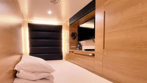 Llit o llits en una habitació de Capsule Hotel Topos Sendai Station Nishiguchi