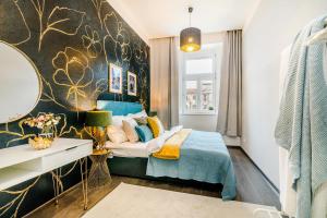 Postel nebo postele na pokoji v ubytování Charming Apartments Prague by Michal&Friends