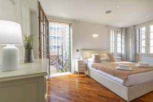 een slaapkamer met een groot bed in een kamer met ramen bij TOLENTINI Canal View & Terrace in Venetië