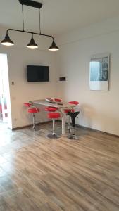 una habitación con una mesa y algunas sillas rojas en Relais_Seriate en Seriate