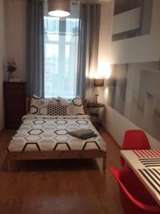 um quarto com uma cama e uma janela em Apartament em Toruń