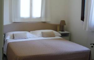 マリーナ・ディ・ラグーザにあるMolo di Levante - Rent Apartmentのベッドルーム1室(大型ベッド1台、窓付)