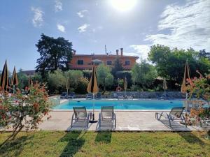 A piscina localizada em Il Giogo Agriturismo ou nos arredores