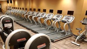 una fila de bicicletas estáticas en un gimnasio en Capsule Hotel Topos Sendai Station Nishiguchi en Sendai