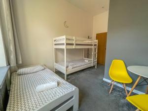 Postel nebo postele na pokoji v ubytování Moon Hostel Warszawa