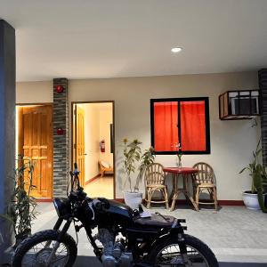 una motocicleta estacionada frente a una sala de estar en La casa d aitor en Puerto Princesa
