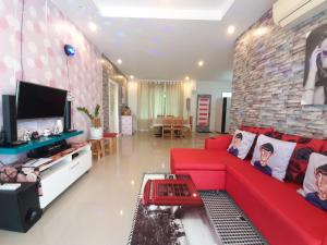 TV a/nebo společenská místnost v ubytování Pimjai Party Pool Villa Huahin 2 Bedroom