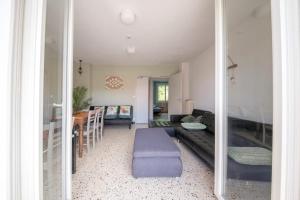 un salon avec un canapé et une table dans l'établissement La cahute, appartement T2 avec jardin ou appartement familial T6, à Montauban