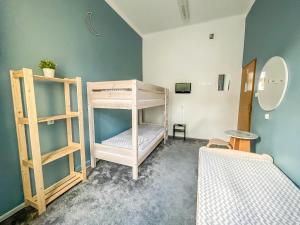 Postel nebo postele na pokoji v ubytování Moon Hostel Warszawa