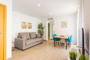 sala de estar con sofá y mesa en Soho Art Málaga Tourist Apartaments, en Málaga