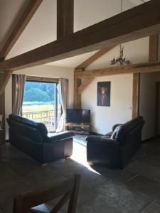 Зона вітальні в Trelaske Mill Cider Barn-with Hot Tub, Fire Pit BBQ