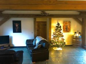 Зона вітальні в Trelaske Mill Cider Barn-with Hot Tub, Fire Pit BBQ