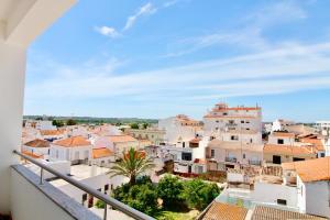 einen Balkon mit Stadtblick in der Unterkunft Lagoa Central by Homing in Lagoa