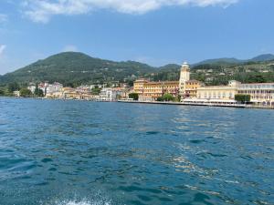 - Vistas a la ciudad desde un barco en el agua en Casa Franka Garda Lake View, en Toscolano Maderno
