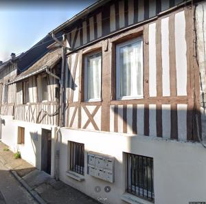 a building with windows and a sign on the side of it at FleuryBis - Appartement calme proche de Rouen in Déville-lès-Rouen