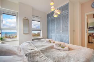 Posteľ alebo postele v izbe v ubytovaní Apartamenty Onyx SeaView by Rent like home