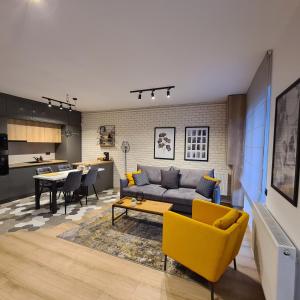 克卢日-纳波卡City Apartment Anton Pann的客厅里有一张沙发和一张桌子。