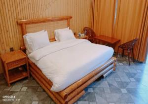 Woodridge Cottages Kalam في Kalām: سرير كبير في غرفة مع طاولة وكراسي +51 صورة