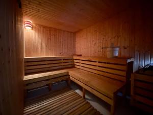 un banco de madera en una sauna con luz en Villa Kapparis Sunrise, en Paralimni
