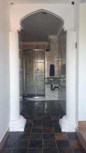 bagno con doccia e pavimento piastrellato di 13th Avenue Guesthouse Benoni a Benoni