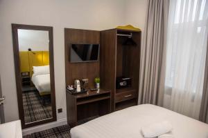 Postel nebo postele na pokoji v ubytování Howard Winchester Hotel