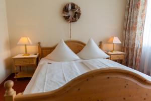 um quarto com uma cama de madeira e 2 candeeiros nas mesas em Hotel Bad Dürkheim em Bad Dürkheim