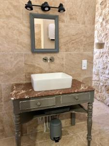 a bathroom with a sink and a mirror at La Verrière à Bonnieux in Bonnieux