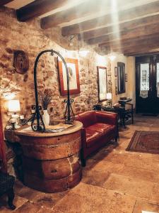 - un salon avec une baignoire et un canapé rouge dans l'établissement Hotel Casa Garzotto, à Rovinj