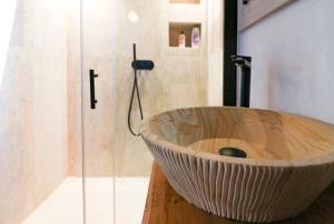 A bathroom at Home Avenue Luxury Townhouse