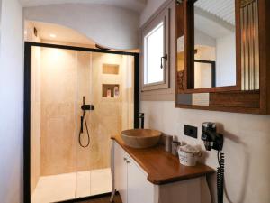 A bathroom at Home Avenue Luxury Townhouse Még 37 kép
