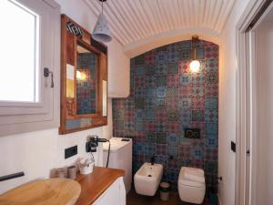 A bathroom at Home Avenue Luxury Townhouse