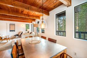 Snoqualmie Pass的住宿－Hyak Hygge，用餐室以及带桌椅的起居室。