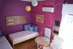 Cette chambre violette comprend un lit et une table. dans l'établissement Nice Apartment Near City Center, à Athènes