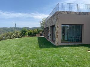een huis op een heuvel met een grote tuin bij Villino Caddu in San Teodoro