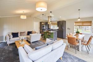 sala de estar con sofá, mesa y cocina en Host & Stay - Eller Beck, The Cabin In The Woods, en Egton