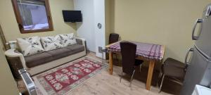Vila Tri Srca في Beserovina: غرفة معيشة مع أريكة وطاولة