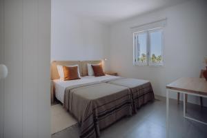 1 dormitorio con cama y ventana en Casa Balaia 70, en Albufeira