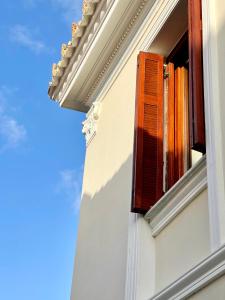 an open window on the side of a building at Xenios Zeus Rooms in Koroni