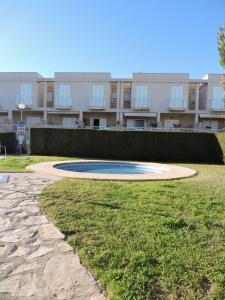 einen Pool im Gras vor einem Gebäude in der Unterkunft APARTAMENTO DÚPLEX VERA-GARRUCHA in Garrucha