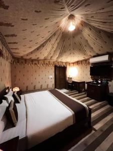 Rúm í herbergi á Amrit Van Resort
