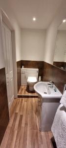 uma casa de banho com um lavatório branco e um WC. em Fairlawn House em Amesbury