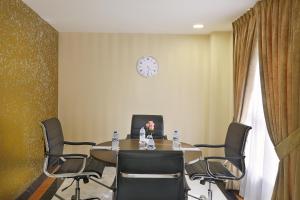 El área de trabajo o centro de convenciones de Gateway Hotel