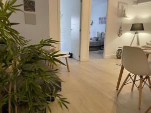 a living room with a table and a plant at Apartamento Navío in Gandía