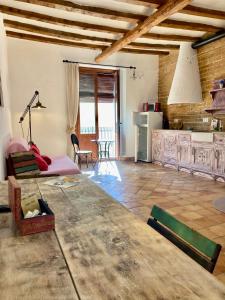 eine Küche und ein Wohnzimmer mit einem Tisch im Zimmer in der Unterkunft Origens II - Ideal para parejas in Perelló