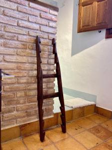 eine Holztreppe vor einer Ziegelwand in der Unterkunft Origens II - Ideal para parejas in Perelló