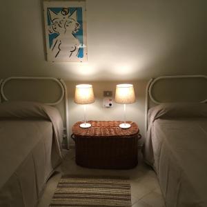 ジノーザ・マリーナにあるl'Approdoのベッド2台の間にテーブル上のランプ2つ